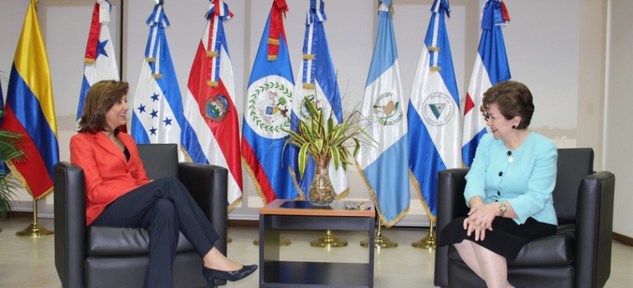Canciller Holguín visitó las instalaciones del Sistema de la Integración Centroamericana en San Salvador
