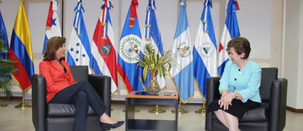 Canciller Holguín visitó las instalaciones del Sistema de la Integración Centroamericana en San Salvador