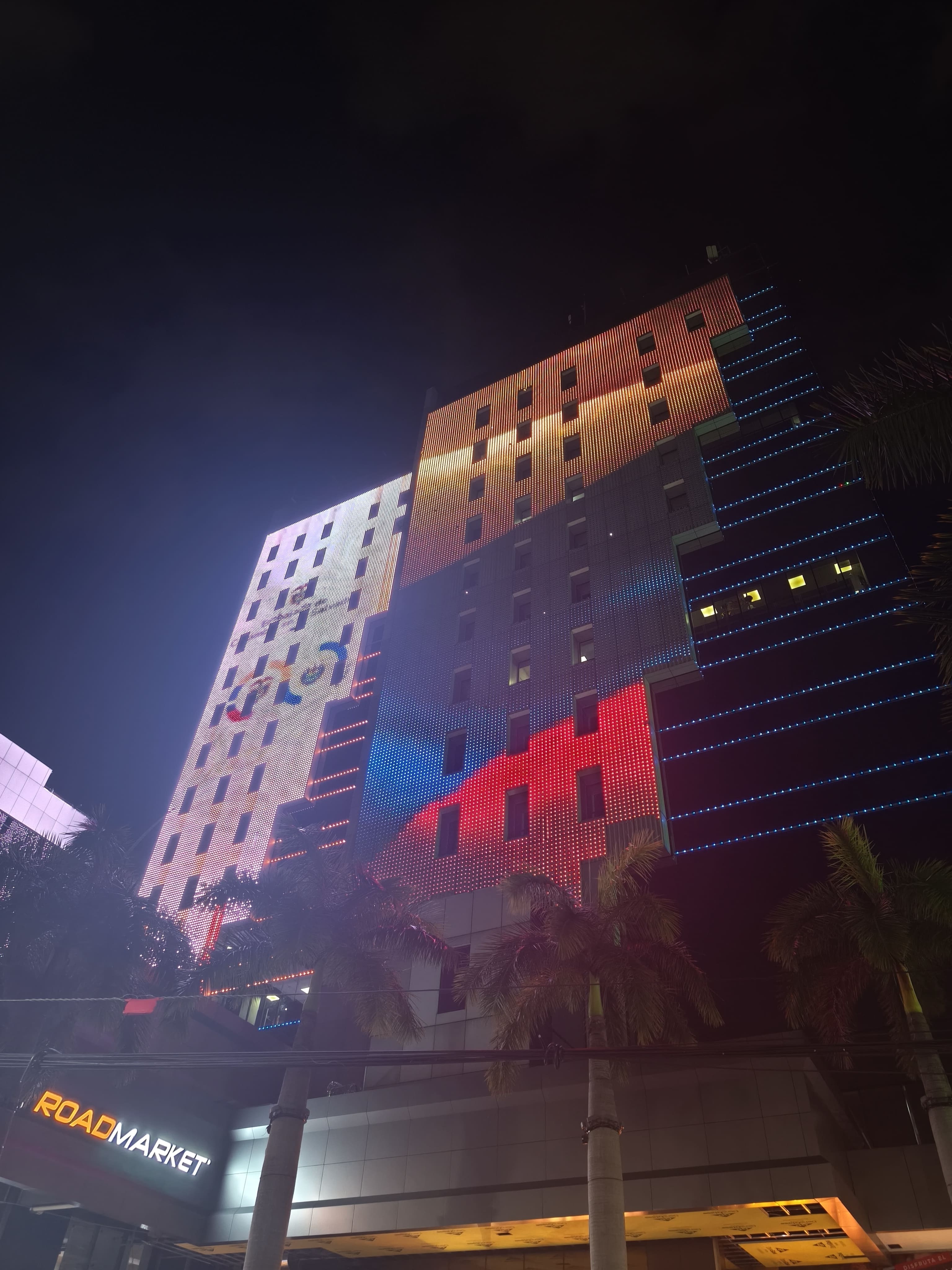 Las torres del Centro Financiero Gigante, iluminadas con las banderas de Colombia y El Salvador
