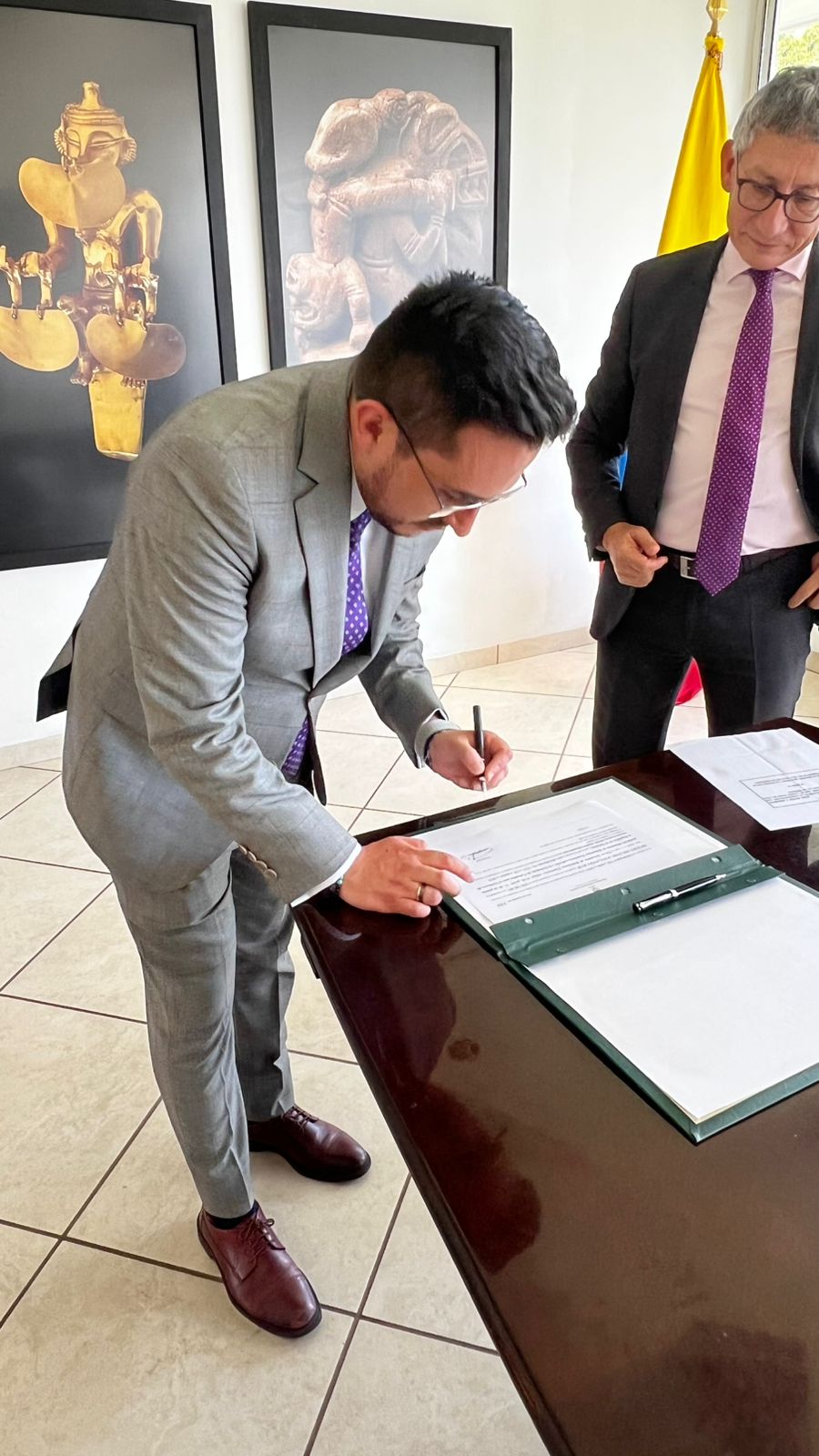 Michael Avellaneda, nuevo cónsul de Colombia en El Salvador