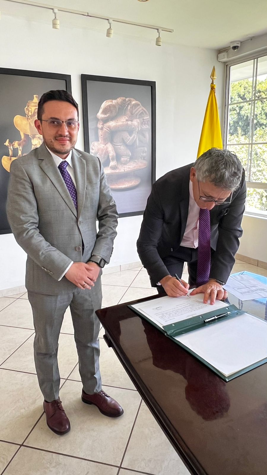 Michael Avellaneda, nuevo cónsul de Colombia en El Salvador