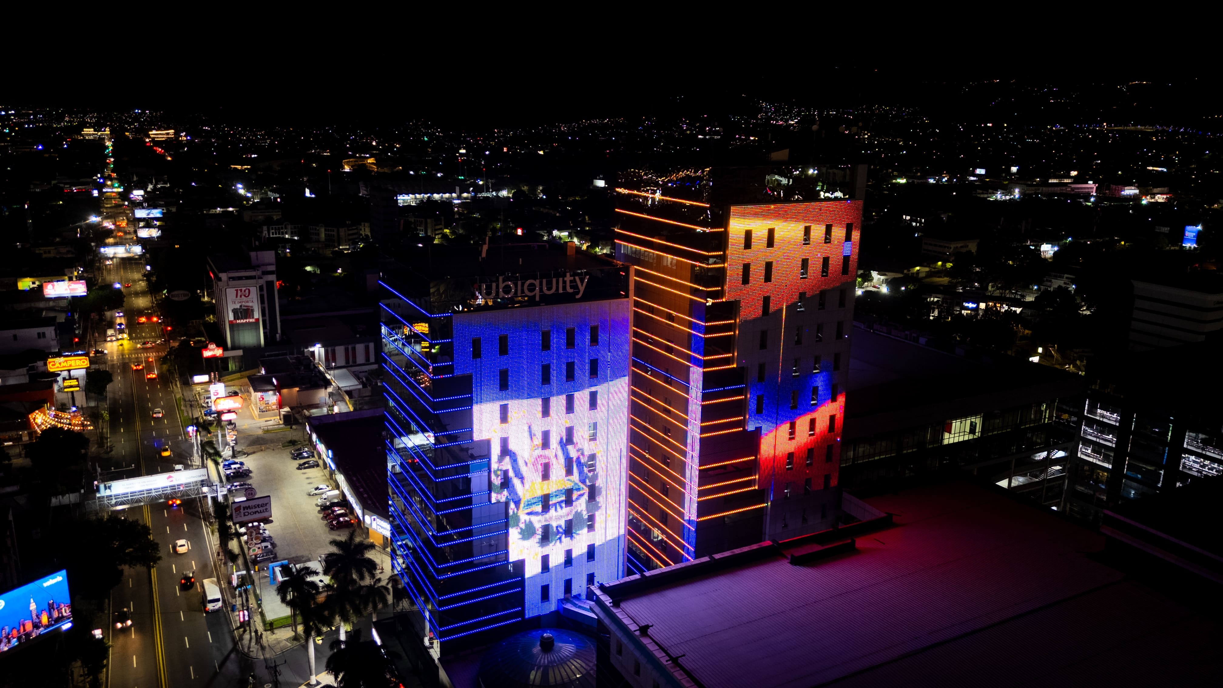 Las torres del Centro Financiero Gigante, iluminadas con las banderas de Colombia y El Salvador