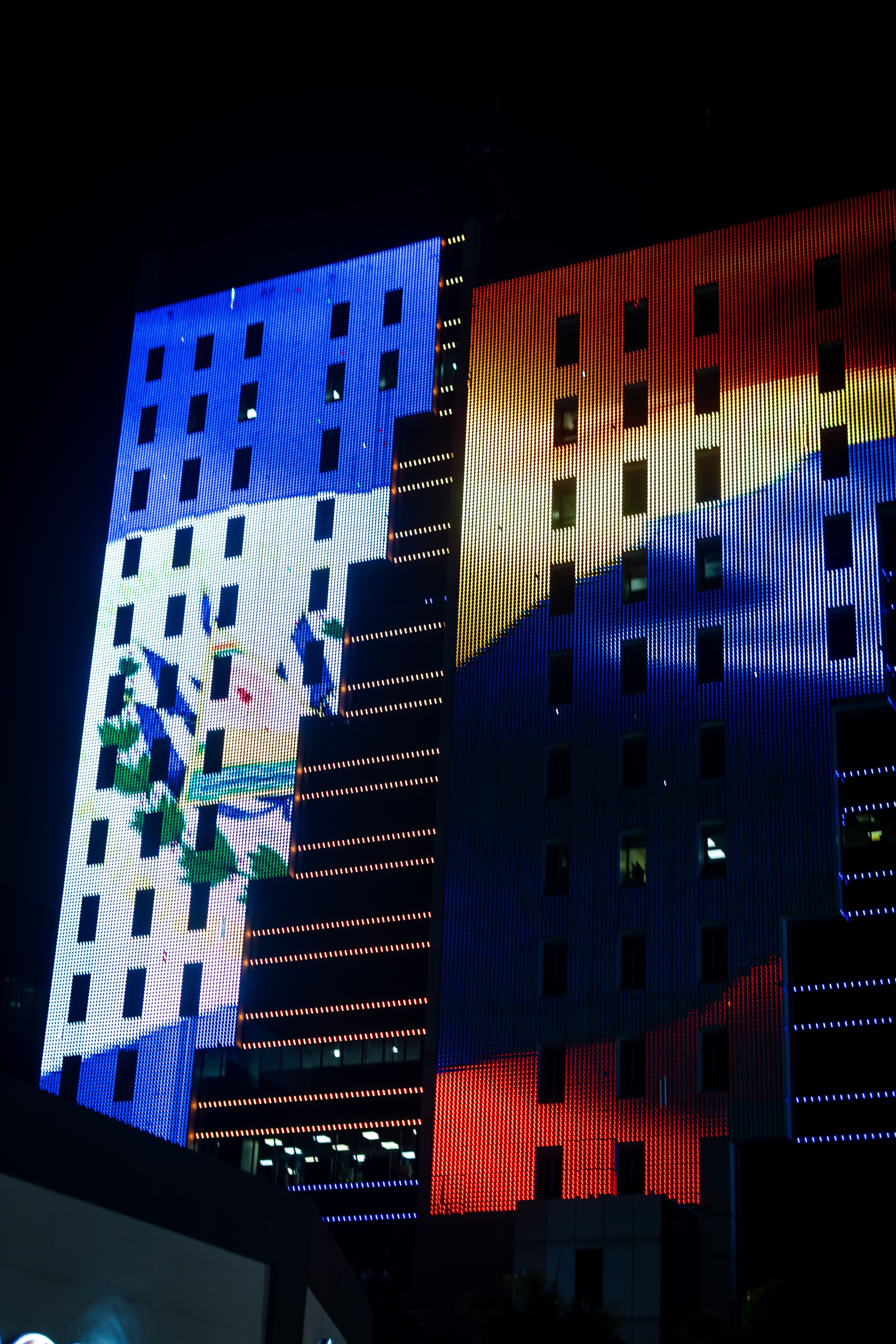 Las torres del Centro Financiero Gigante, iluminadas con las banderas de Colombia y El Salvador