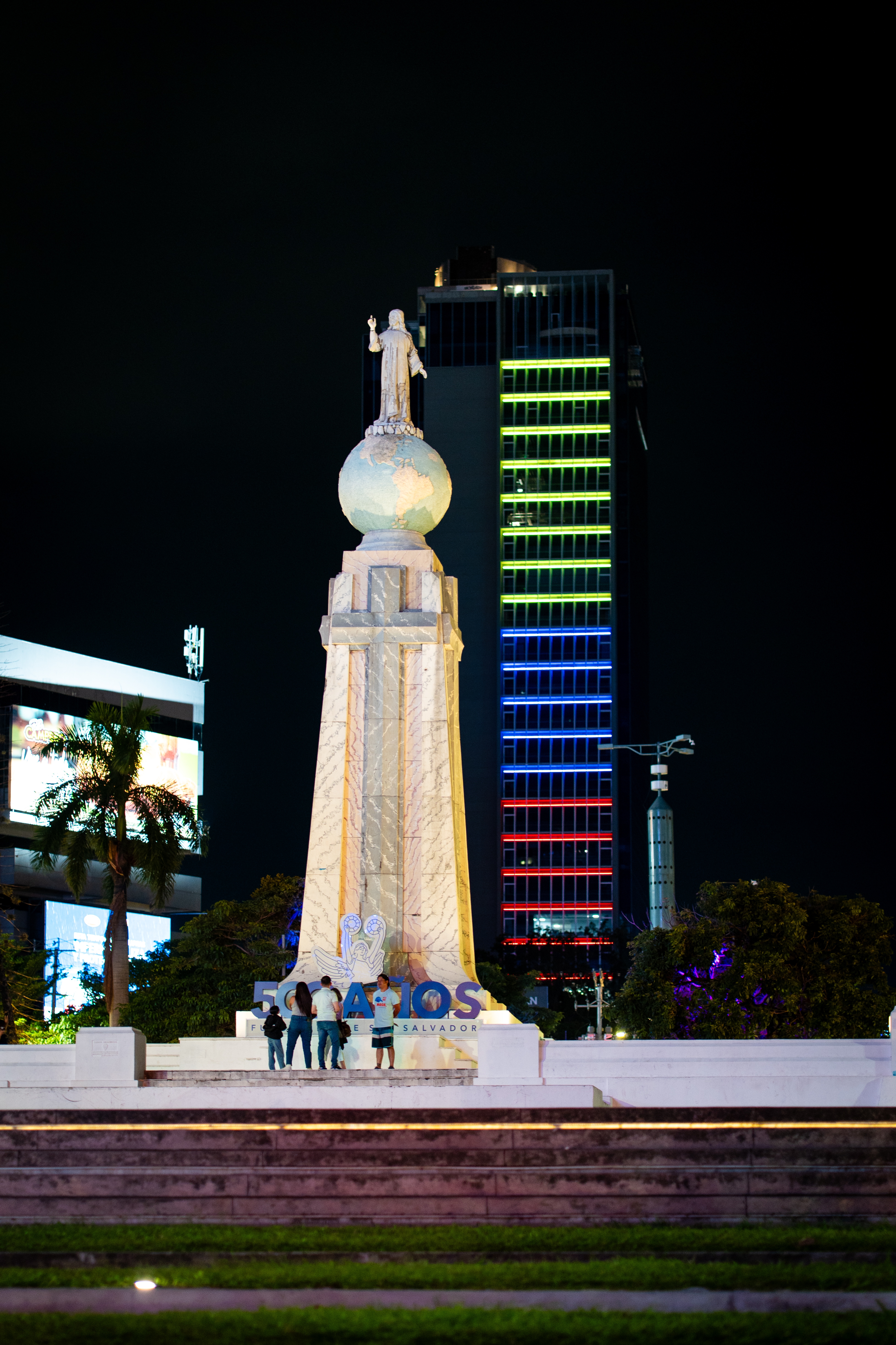 San Salvador (El Salvador), 20 de julio de 2025. La Torre Millennium del Centro Comercial Millennium Plaza de San Salvador, edificio más alto en el país, se iluminó el 20 de julio con los colores de nuestra bandera nacional para conmemorar los 215 años de la Independencia de la República de Colombia.  La celebración de esta fecha es también una oportunidad para agradecer a nuestros connacionales en El Salvador y en Belice, quienes enaltecen el nombre de Colombia con su trabajo, compromiso y sentido de pertenencia, además de la búsqueda constante de la paz.  Desde la Embajada de Colombia en El Salvador, concurrente en Belice, reiteramos nuestro compromiso de seguir trabajando por una Colombia abierta al mundo, con voz activa y propositiva en los escenarios multilaterales, y por una diplomacia al servicio de los ciudadanos, de la soberanía y de un futuro compartido con dignidad y esperanza.  ¡La patria también se construye desde el exterior!  #20DeJulioConDignidad  Los invitamos a ver el video de la iluminación de edificios icónicos de San Salvador con motivo de la celebración de la Independencia de Colombia.