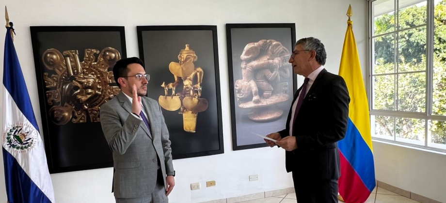 Michael Avellaneda, nuevo cónsul de Colombia en El Salvador