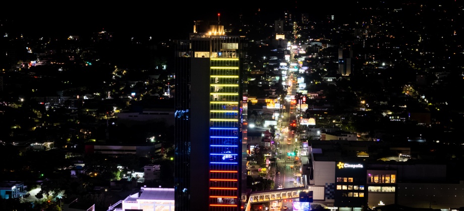 La Torre Millennium se iluminó con la tricolor colombiana para celebrar nuestra Independencia en El Salvador