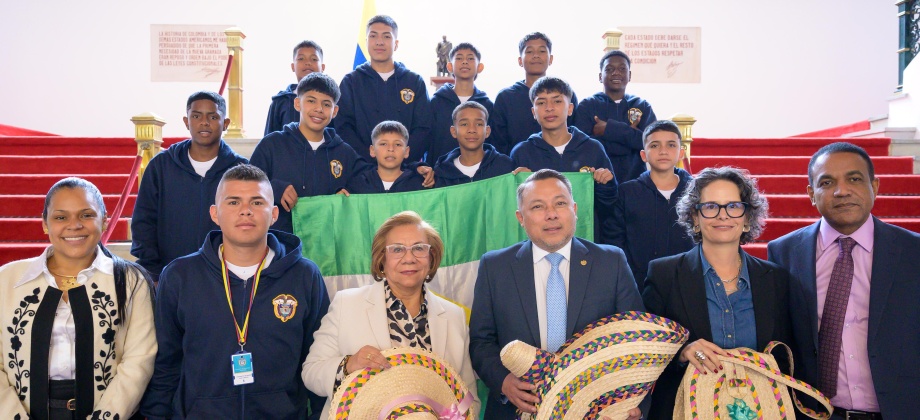 “Llevarán consigo la esencia de la cultura nariñense y el orgullo de representar a la comunidad indígena Awá del suroccidente colombiano”: Canciller Villavicencio Mapy a jóvenes de Ricaurte que viajan en intercambio deportivo a El Salvador