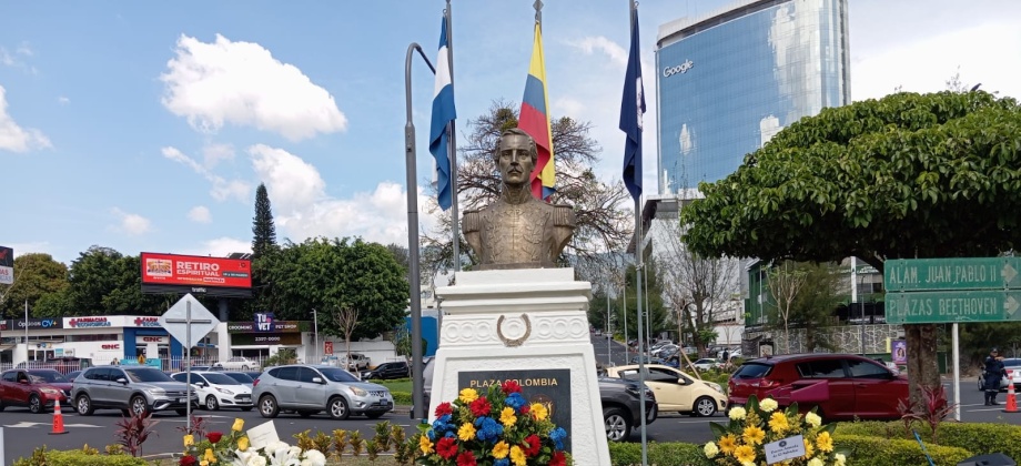 La Embajada realizó una ofrenda floral en la Plaza Colombia en el marco del Bicentenario del establecimiento de las relaciones diplomáticas con El Salvador