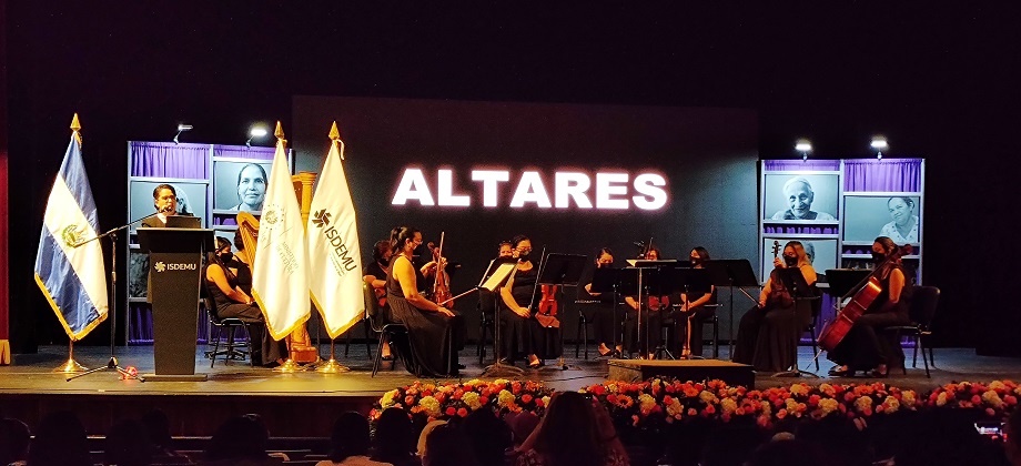 Cónsul de Colombia en El Salvador participa en homenaje a mujeres víctimas de violencia y sobrevivientes