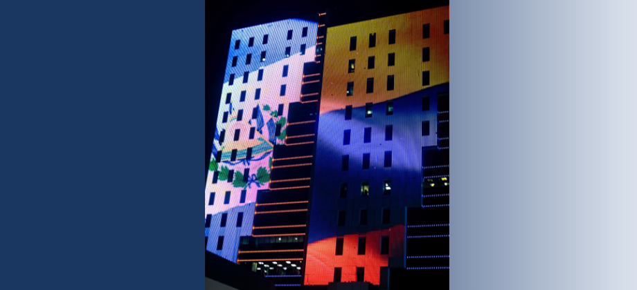 Las torres del Centro Financiero Gigante, iluminadas con las banderas de Colombia y El Salvador