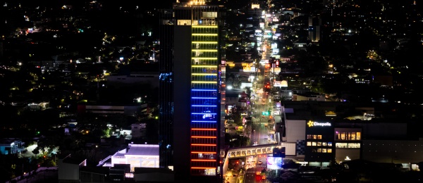 La Torre Millennium se iluminó con la tricolor colombiana para celebrar nuestra Independencia en El Salvador