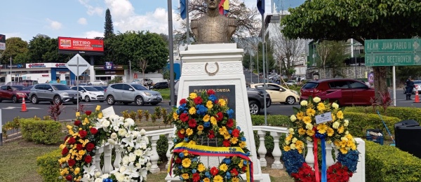 La Embajada realizó una ofrenda floral en la Plaza Colombia en el marco del Bicentenario del establecimiento de las relaciones diplomáticas con El Salvador