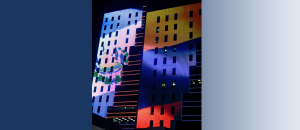 Las torres del Centro Financiero Gigante, iluminadas con las banderas de Colombia y El Salvador